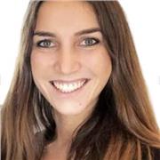 Docente di psicologia impartisce lezioni di psicologia a studenti delle scuole superiori e universitari